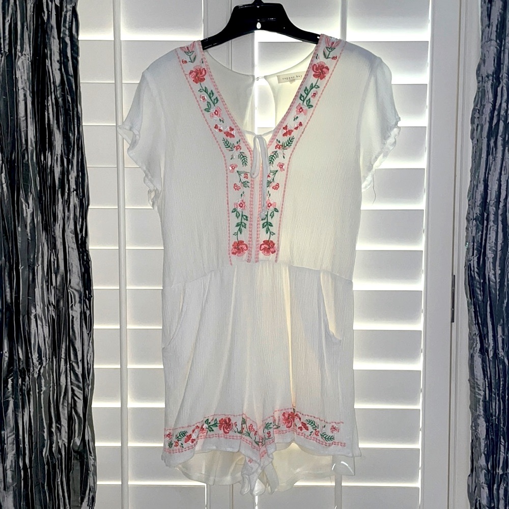 Embroidered Romper w Flower Stitching